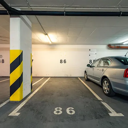 Center - Parking, Balcony, Workspace, Ac - By Rentujemy Lejlighed *